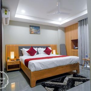 Saltstayz Select - Golf Course Road & Sector 57